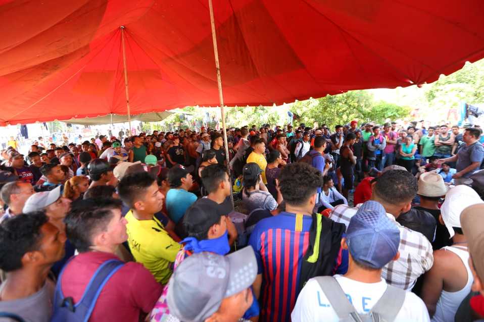 Asamblea de migrantes en donde definen el plan de mañana (Héctor Téllez)