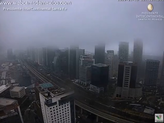 Banco de niebla en Cuajimalpa, en la zona de Santa Fe. (Tomado de @webcamsdemexico)