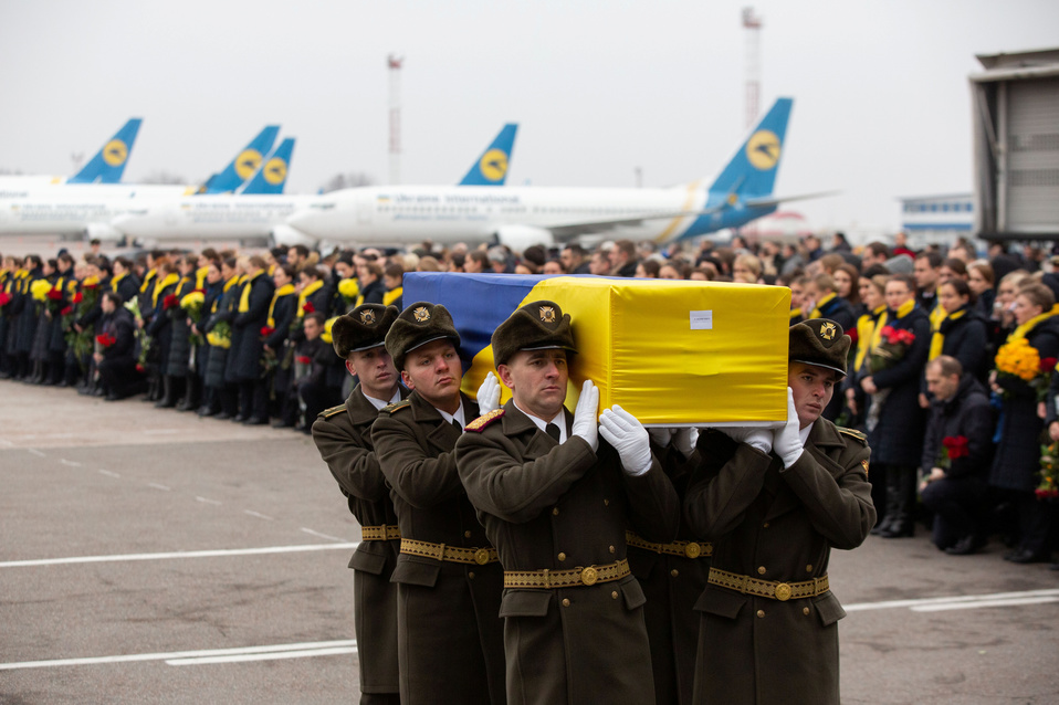 Los cuerpos de las 11 víctimas fueron recibidos en el aeropuerto de Kiev (Reuters)