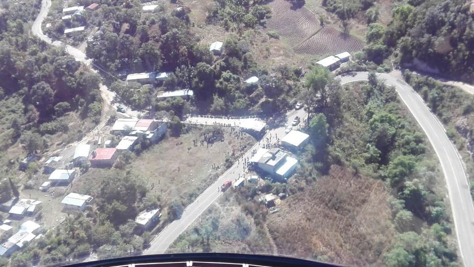 Los habitantes bloquearon una carretera estatal para exigir la entrega de los cuerpos.