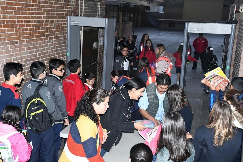 Tras el incidente, se colocaron arcos detectores y se revisan mochilas a los alumnos (EFE)