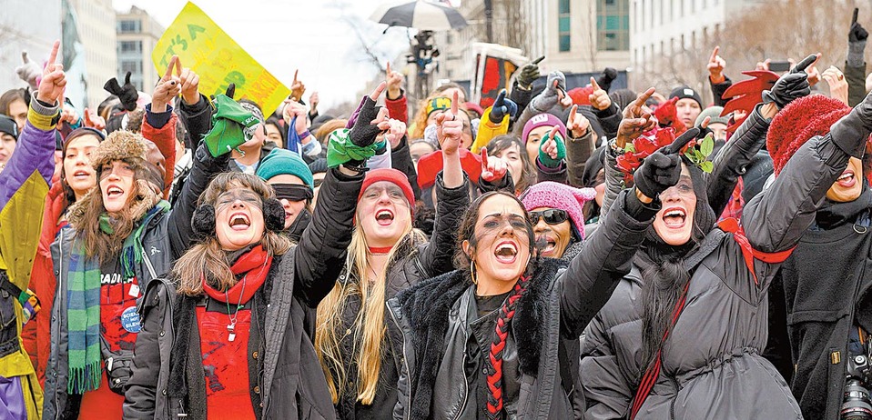 Las manifestantes entonaron “Un violador en tu camino” en Washington. (AFP)