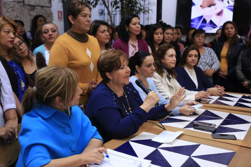 Mujeres panistas se pronuncian contra la dirigente estatal de su partido, Genoveva Huerta. En la foto:  Ana Teresa Aranda (Andrés Lobato)