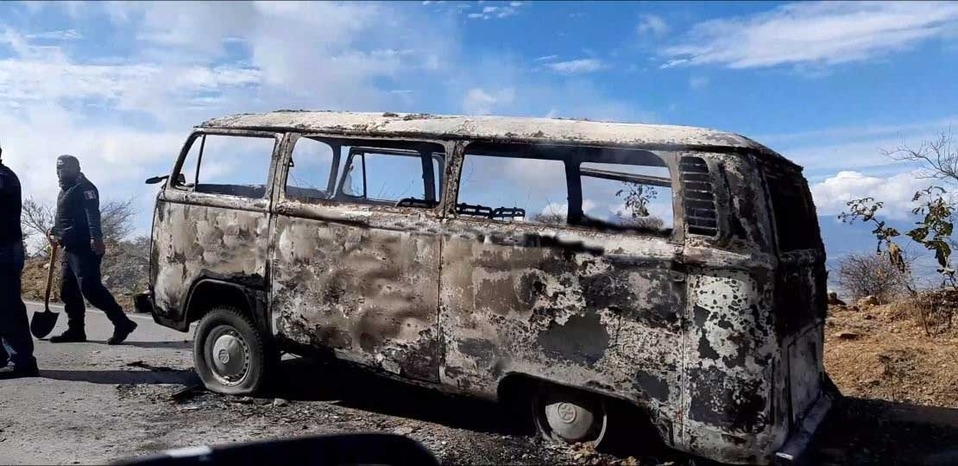 Se incendia combi en Tehuacán. (Especial)