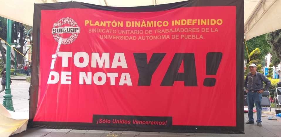 Suntuap exige con un plantón en el zócalo a la JLCA su toma de nota. (Jaime Zambrano)