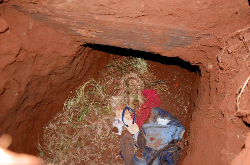 En el túnel fueron encontrada  varias prendas de lso prisioneros. (AP)