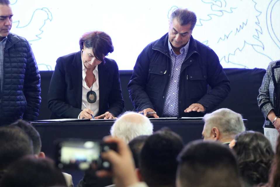 Anné Grillo firmó un convenio con el gobernador Jaime Rodríguez  Calderón. (Foto: Orlando Maldonado)