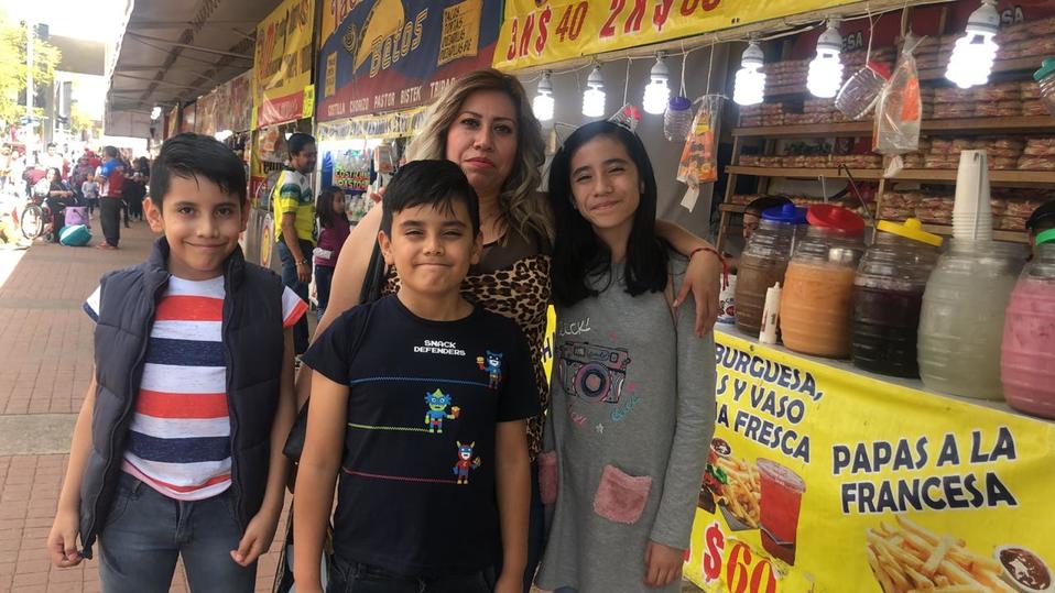 Aprovechan asueto para ir a la Feria. Foto: Reyna Santos