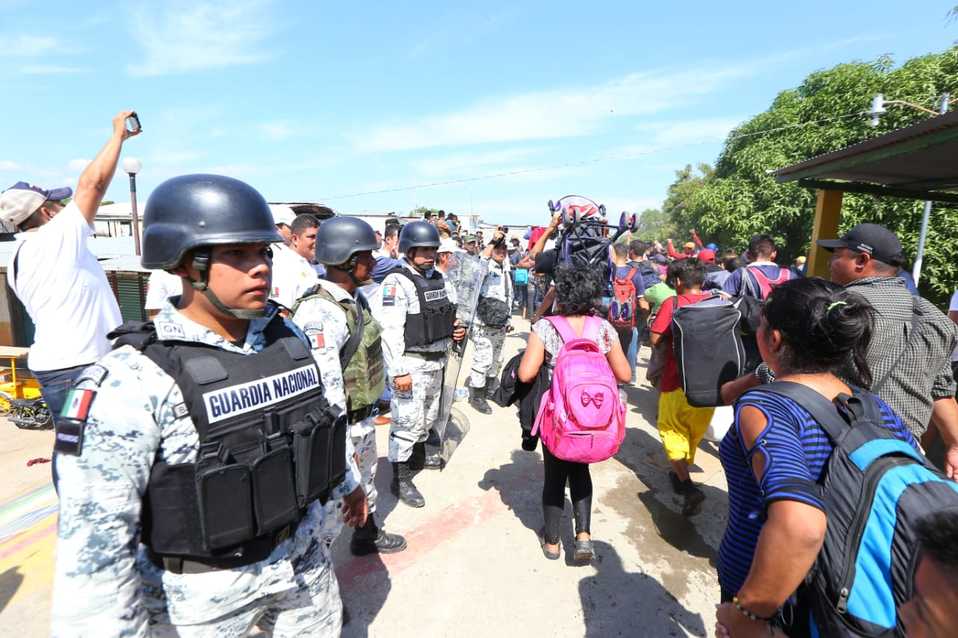 La caravana migrante intenta cruzar la frontera. (Héctor Téllez)