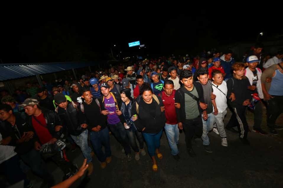 Caravana migrante llega a puente fronterizo México-Guatemala. (Hector Tellez)