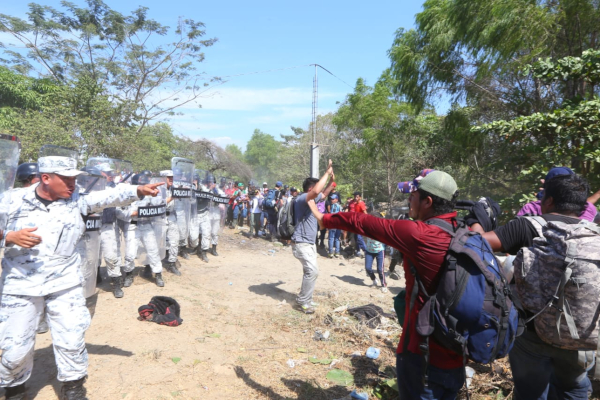 Cientos de migrantes centroamericanos buscan cruzar el río Suchiate, mientras que la Guardia Nacional intenta replegarlo. |Héctor Téllez