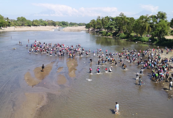 Cientos de migrantes centroamericanos intentan pasar a México a través del Río Suchiate, en la frontera con Guatemala. |Omar Brito