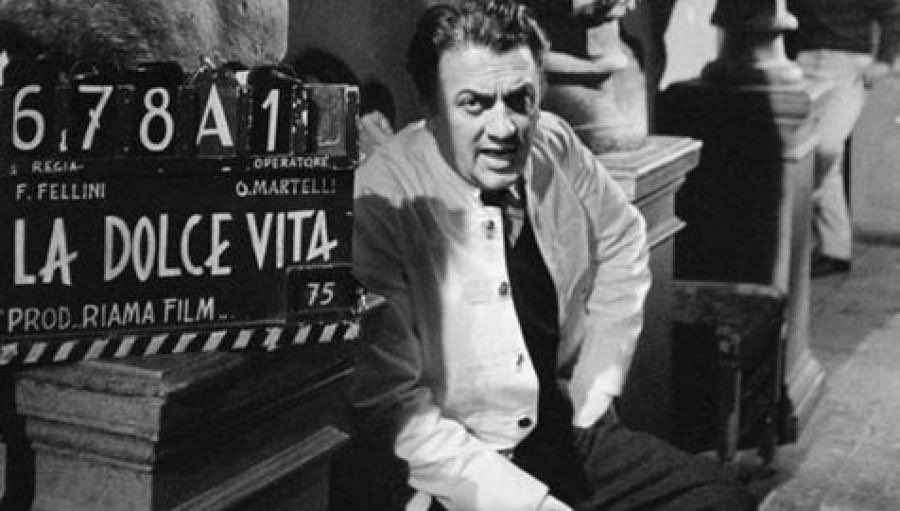 Federico Fellini revolucionó el cine con su mundo onírico, su melancolía y desbordante imaginación. (Twitter)