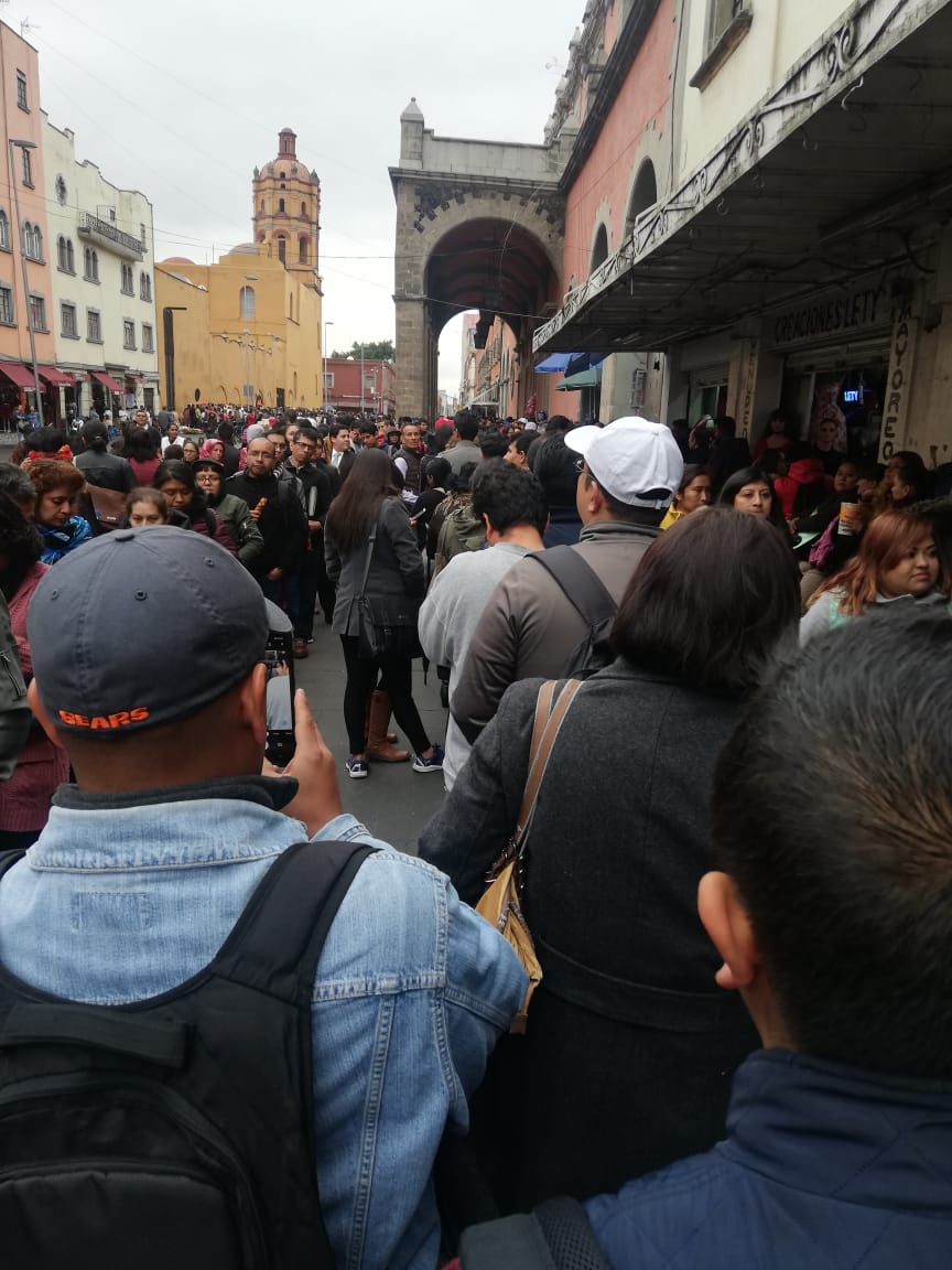 La fila para realizar registro a PILARES en el Teatro del Pueblo. (Tomado de @Toulouseyt)