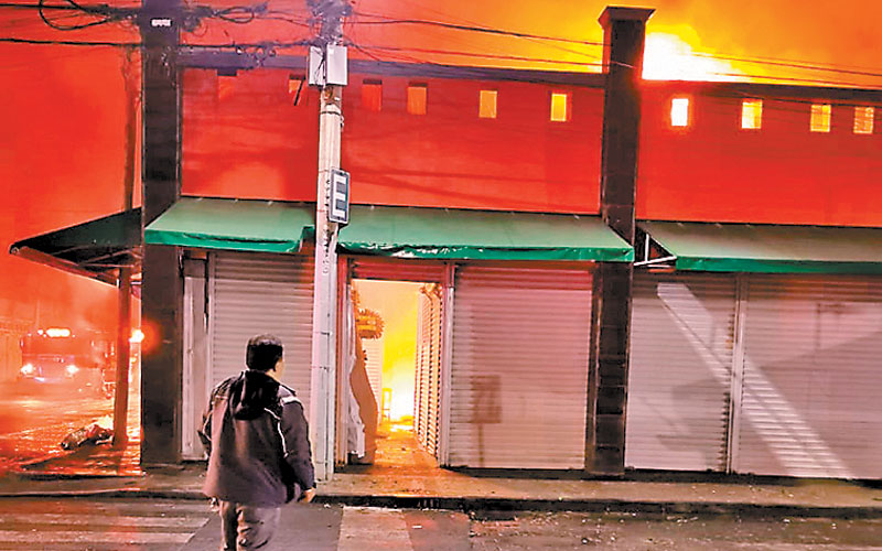 El fuego en el centro de abasto consumió 12 locales. (Especial)