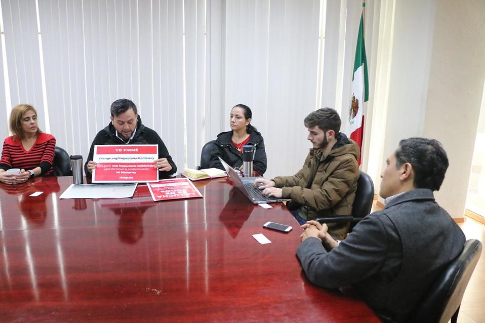 El líder de ''Redes Quinto Poder", Juan Manuel Ramos, sostuvo una reunión breve con el presidente del Congreso, Juan Carlos Ruiz García. (Foto: Especi