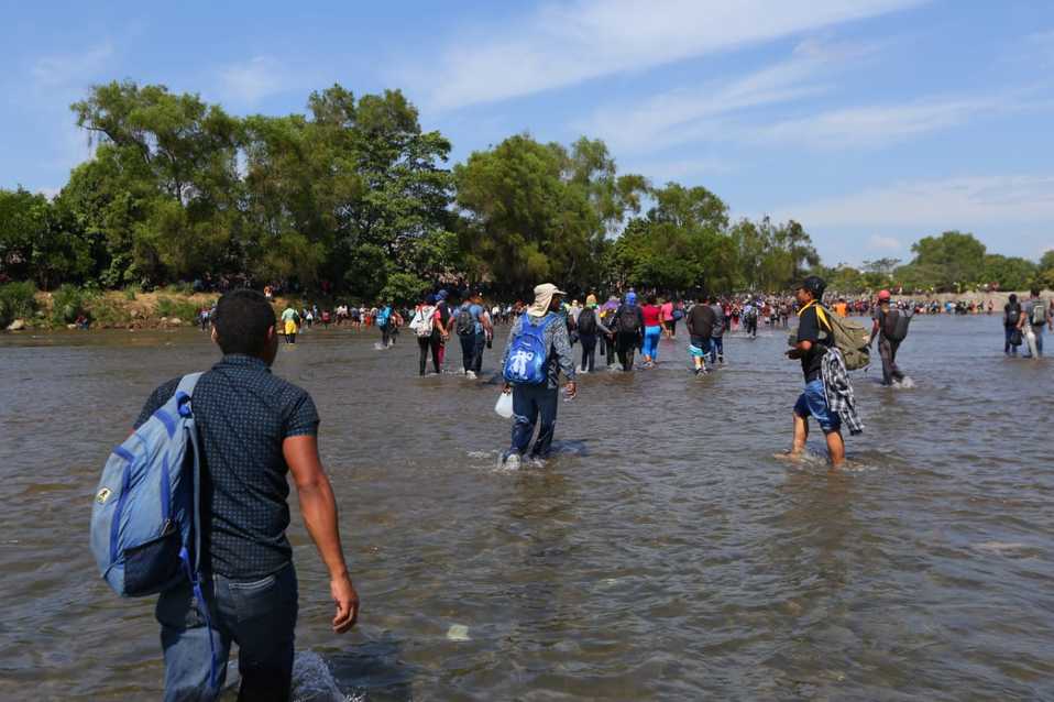 Un grupo de migrantes logró cruzar por el Río Suchiate./ Héctor Téllez