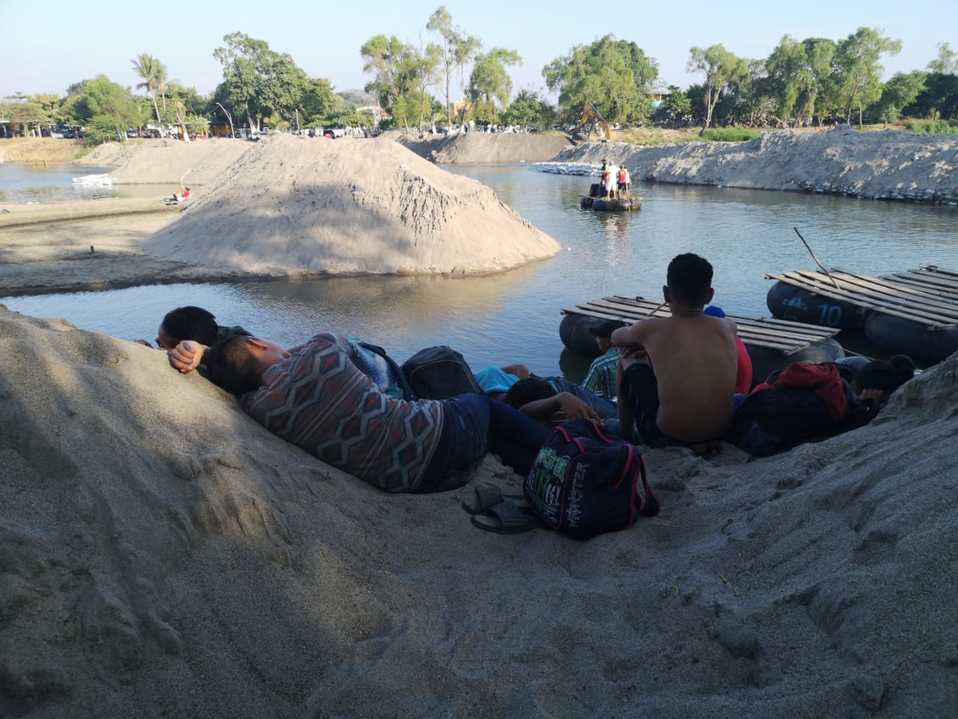 Migrantes se quedaron varados en las inmediaciones del río Suchiate. (Omar Brito)