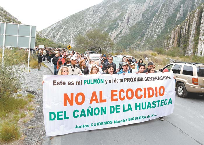 En las movilizaciones se vieron pancartas con diferentes reclamos y peticiones. Fotos: Raúl Palacios