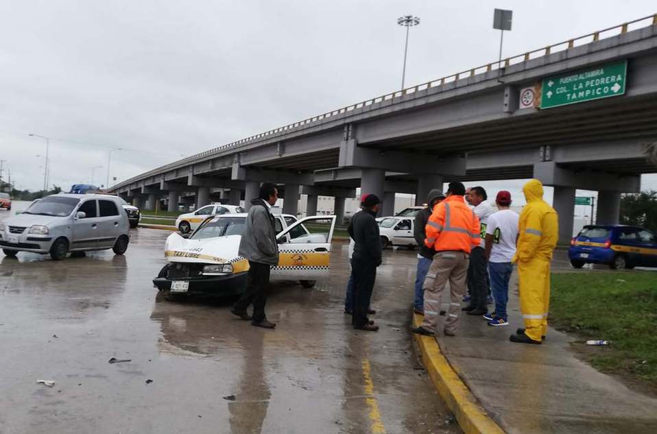 Pasajero de taxi resultó lesionado.