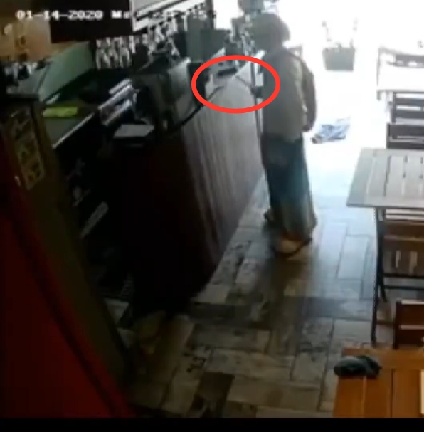 El payaso tomó la tablet y quedó registrado en un video de cámaras de seguridad del negocio.