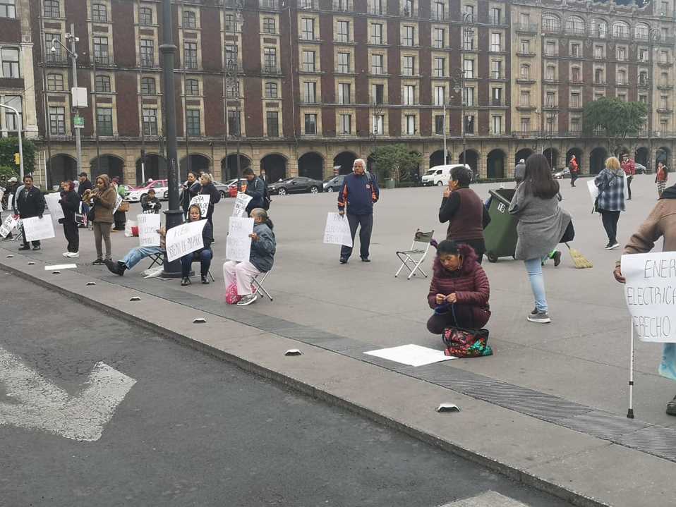 Protestan en Palacio Nacional, integrantes de resistencia civil pacífica. (César Velázquez)