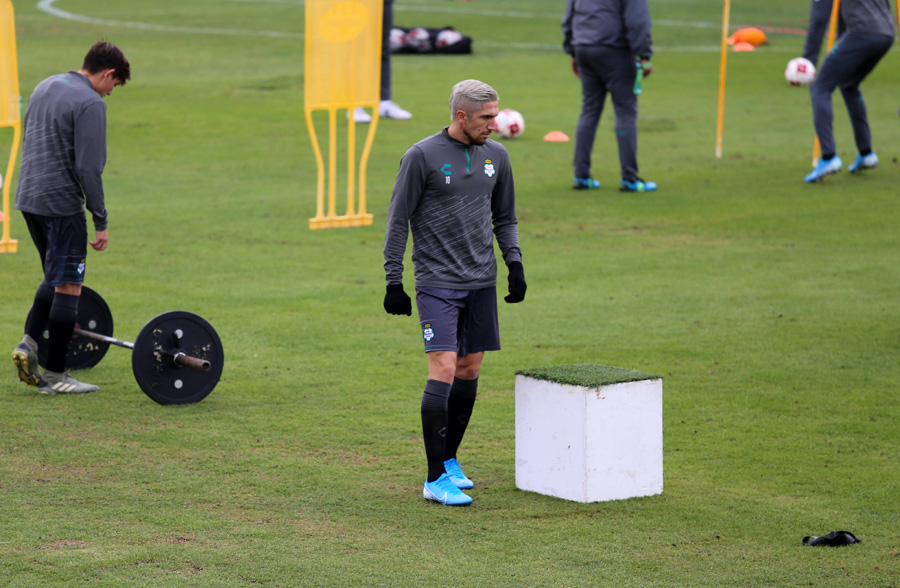 Santos Laguna regresó a los trabajos de preparación en las canchas del TSM. (Mauricio Román)
