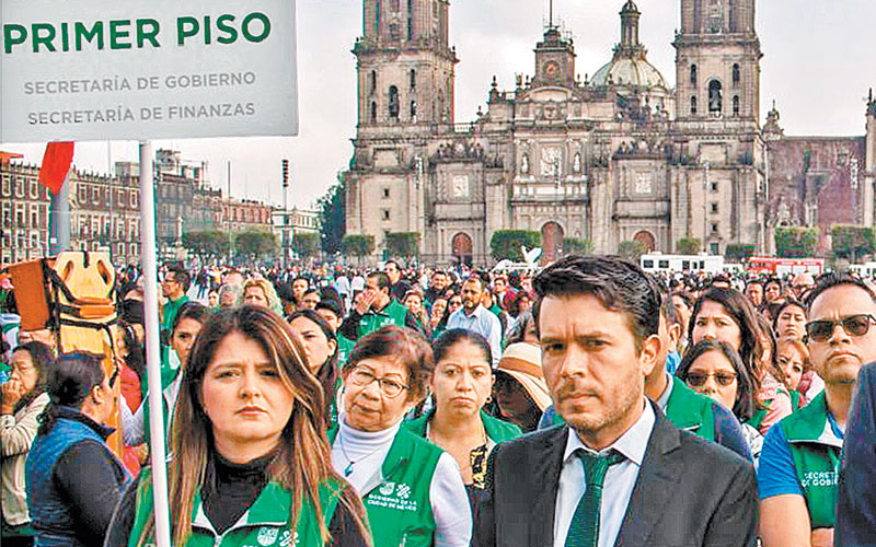 Brigadistas organizaron a empleados del gobierno capitalino que ocuparon el Zócalo. (Cuartoscuro)