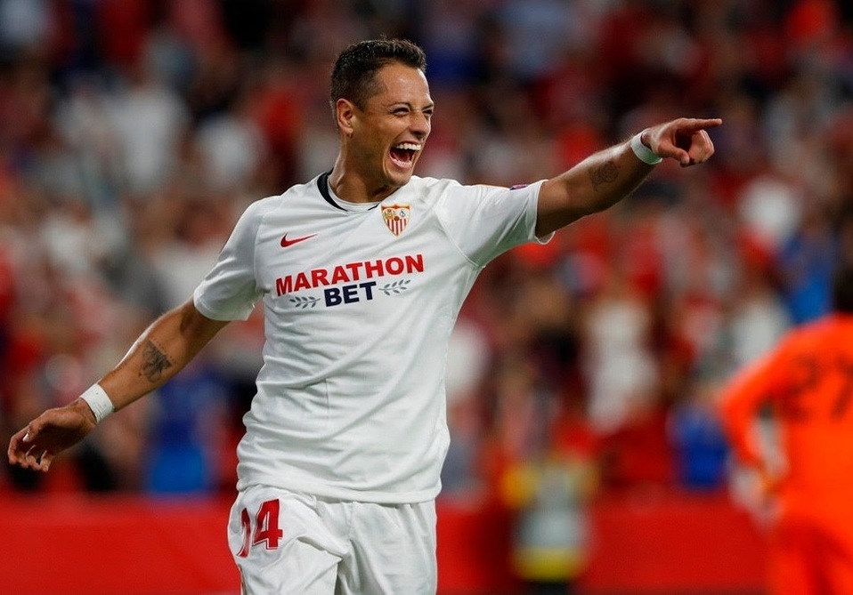 Chicharito celebra gol en la Europa League (AP)