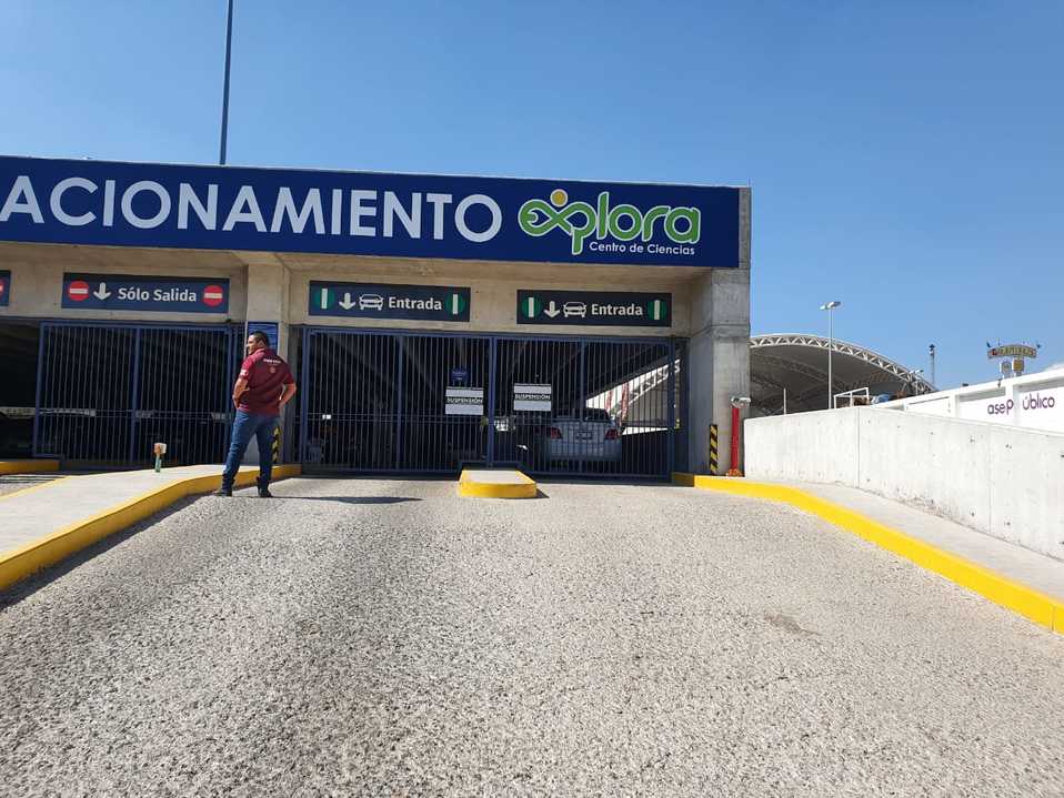 Clausuran estacionamiento. Foto: Especial