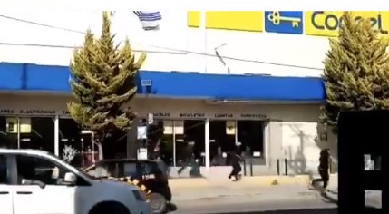 Los delincuentes salieron corriendo para huir a pie, lo cual fue difundido por testigos mediante un video que circula en redes sociales. (Especial)