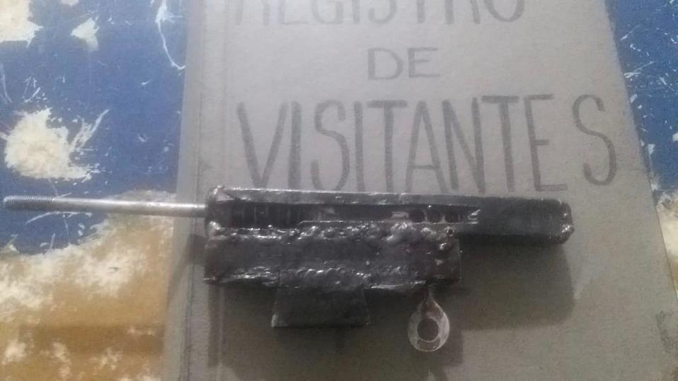 Detienen a mujer y menor por despojar a un hombre de su auto (Cortesía)