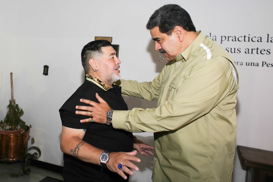 Diego Armando Maradona y Nicolás Maduro. (AFP)
