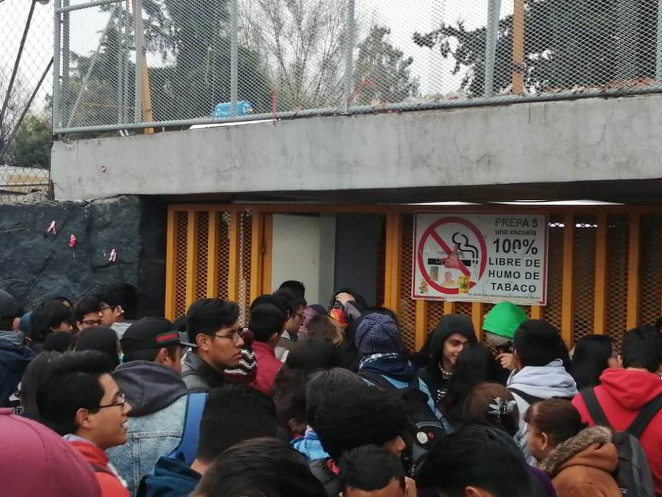 Encapuchados bloquearon loa accesos a la Prepa 5 de la UNAM. | Twitter @Eli20918007