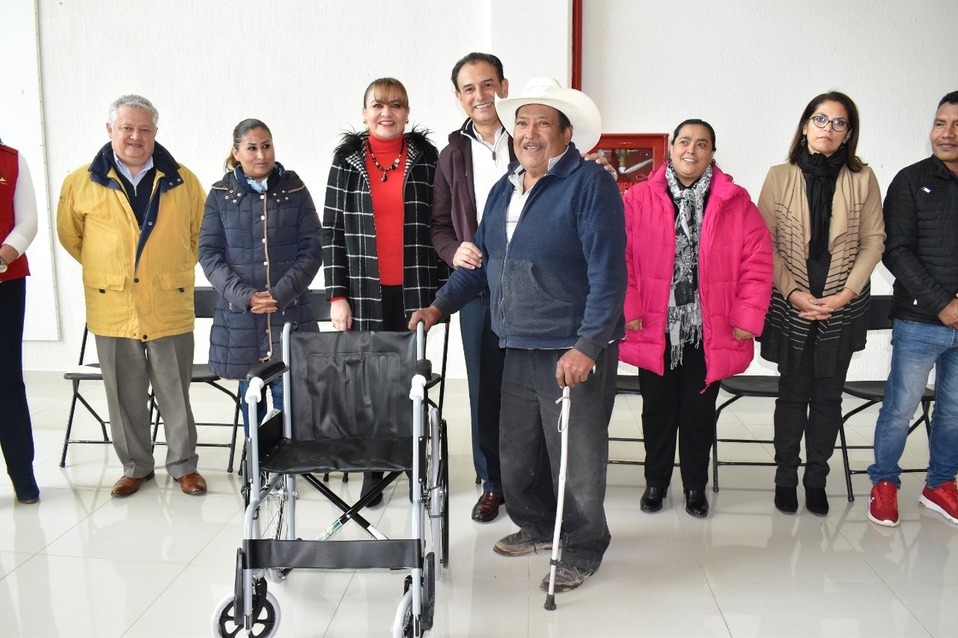 Entrega de sillas de ruedas en Tulancingo. (Cortesía)
