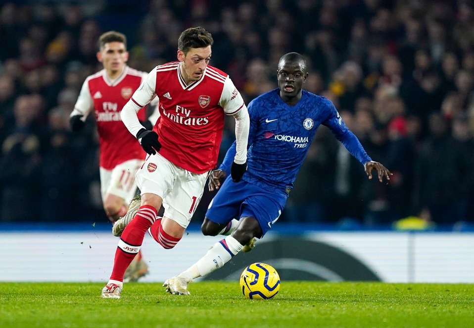 Con un hombre menos, Arsenal rescata empate ante Chelsea (EFE)