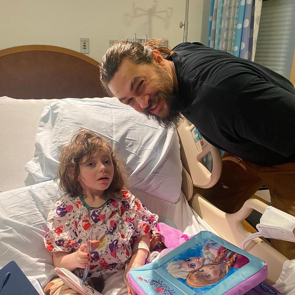 Jason Momoa visita a niños de un hospital antes de ir al set de Aquaman 2 (Instagram).