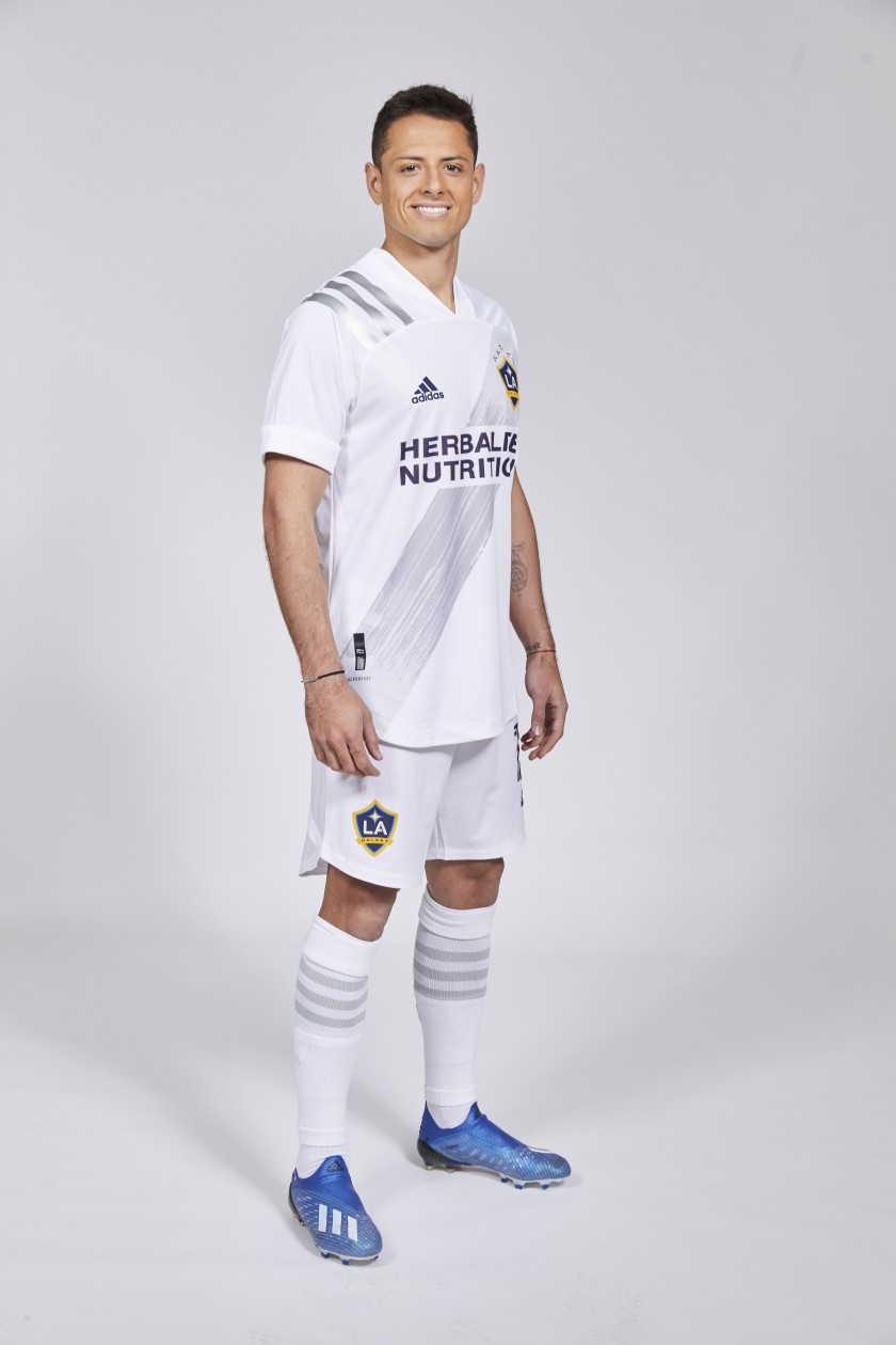 Javier 'Chicharito' Hernández con el uniforme del LA Galaxy (Los Angeles Times)