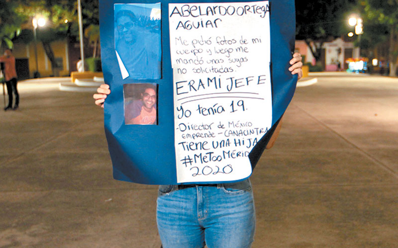 Joven denuncia con un cartel. (Avelina Martínez)