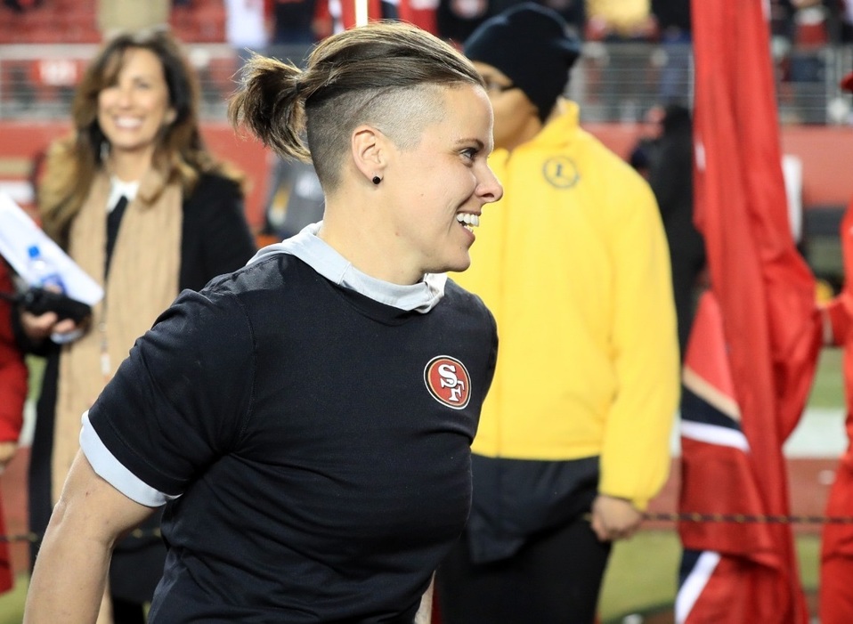 Katie Sowers, entrenadora de 49ers de San Francisco (AFP)
