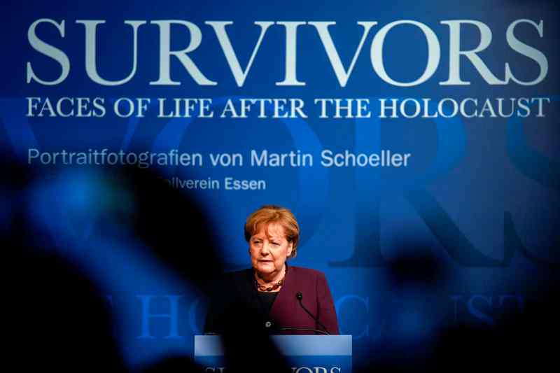 Merkel al inaugurar en Essen la exposición "Survivors. Faces of Life after the Holocaust". (AFP)