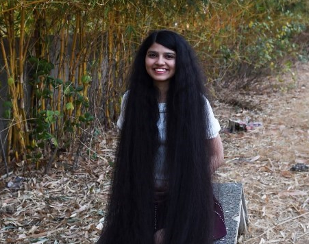 Nilanshi Patel es la joven con el pelo más largo del mundo. (AFP)