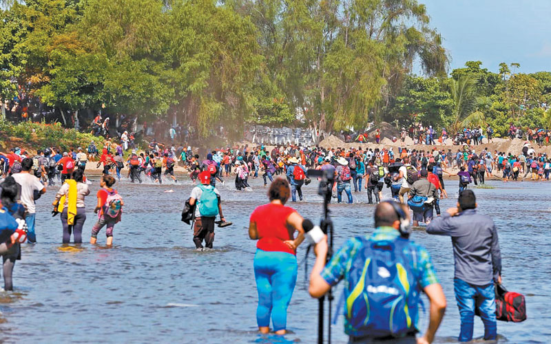 La oleada migrante se produjo a mediodía, luego de que esperara por horas en el puente fronterizo Rodolfo Robles. (Foto: Héctor Téllez)