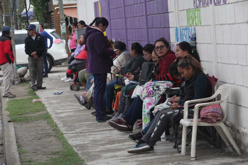 Padres esperando afuera de primaria (Yazmín Sánchez)