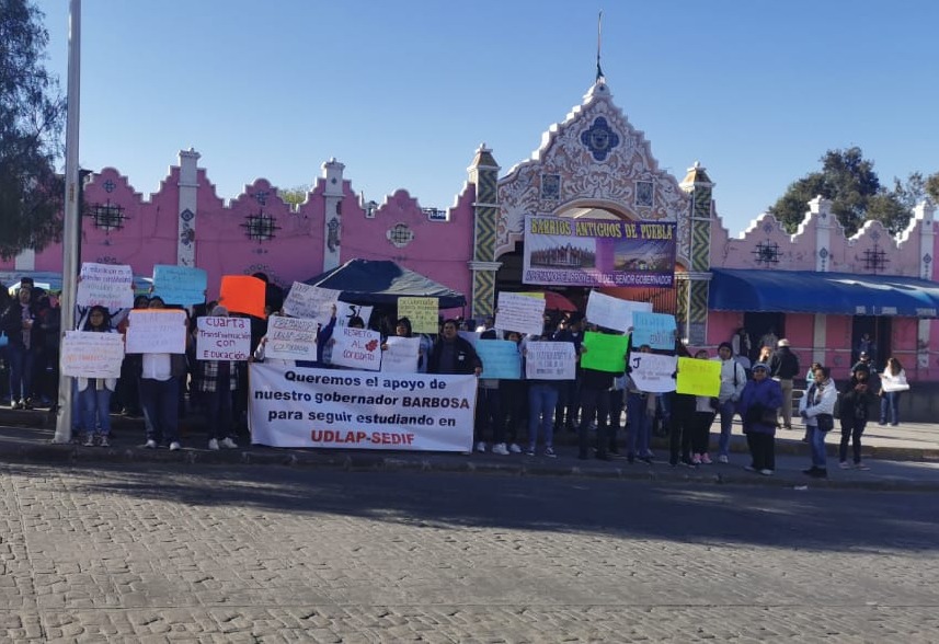 Padres de familia de SEDIF-UDLAP acudieron a los Martes Ciudadanos. (Jaime Zambrano)