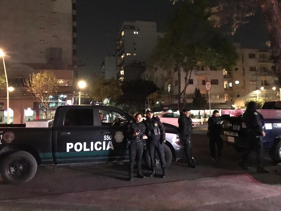 Policías acudieron al departamento luego del reporte de personas heridas | Jorge Becerril