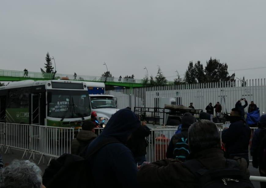 Policías federales bloquean Periférico Oriente. | Especial