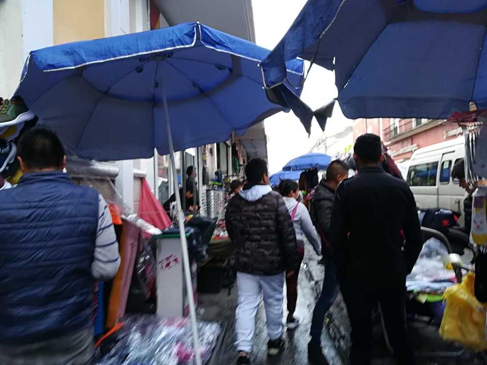 Regresan ambulantes al Centro Histórico. (Andrés Lobato)