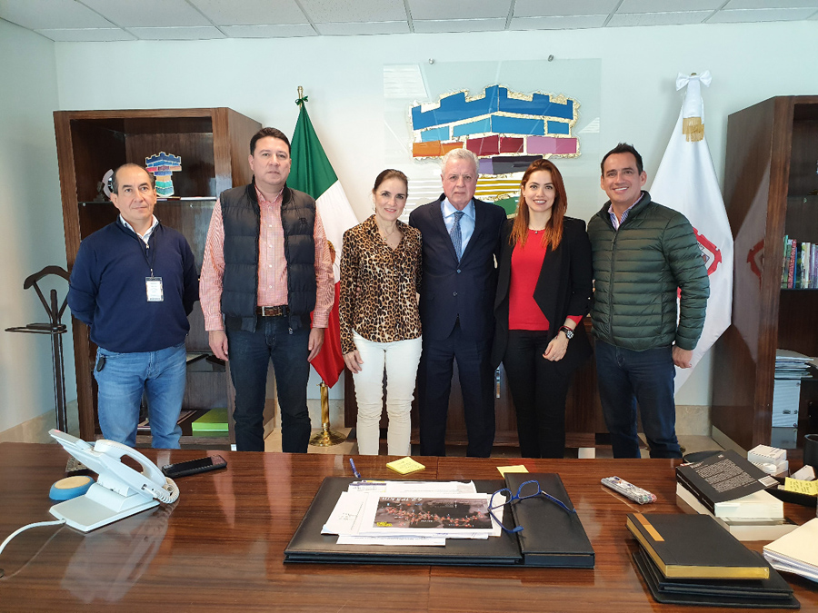 En la reunión con el alcalde estuvo presente María Luisa Marroquín, directora del Maratón Lala. (Cortesía)