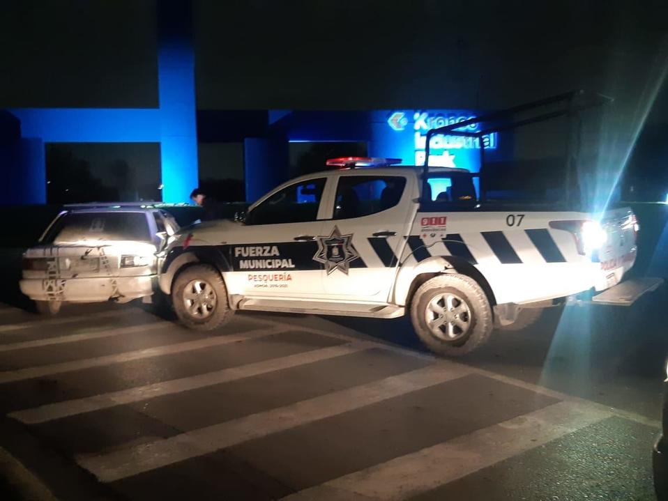 El vehículo terminó en la entrada del Parque Industrial Kronos, ubicado sobre la Carretera Miguel Alemán. Foto: Mayte Villasana